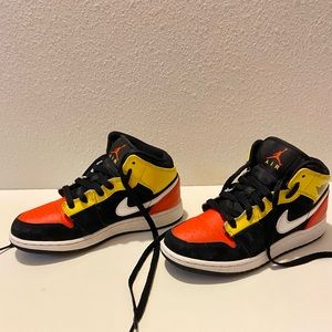 Jordan Youth Air 1 Mid SE - Size 4Y